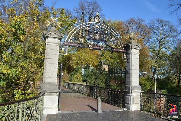 Valkhof_Park_entrance_gate_highly_decorated_as_a_gift_from_Nijmegen_1887_for_a_commission_that_build_up_the_city_-_panoramio